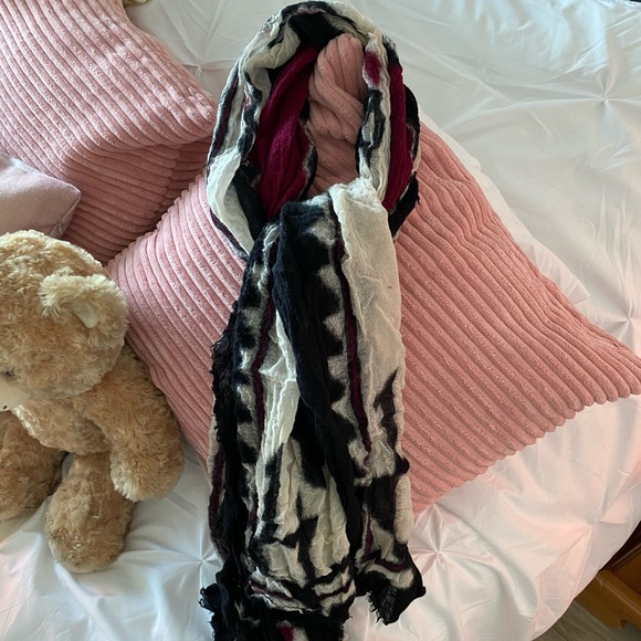 NWOT 100% wool burgundy, blk & white scarf. Purchased in Paris! Perfect cond $10 - Picture 6 of 6